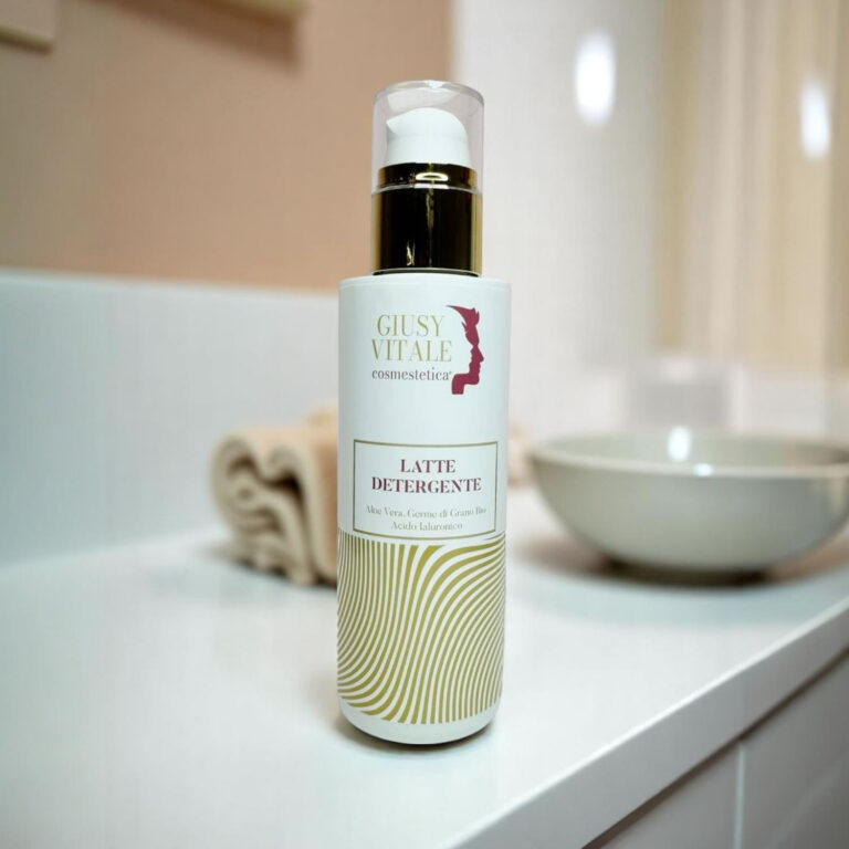 Rimuovi trucco e impurità con dolcezza grazie al nostro latte detergente bio. Formula con Aloe, Calendula e Olio di Germe di Grano.